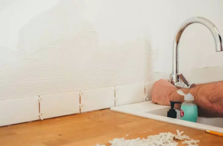 Choosing the right grout and placing it correctly has a major impact on the aesthetics and durability of the entire surface
