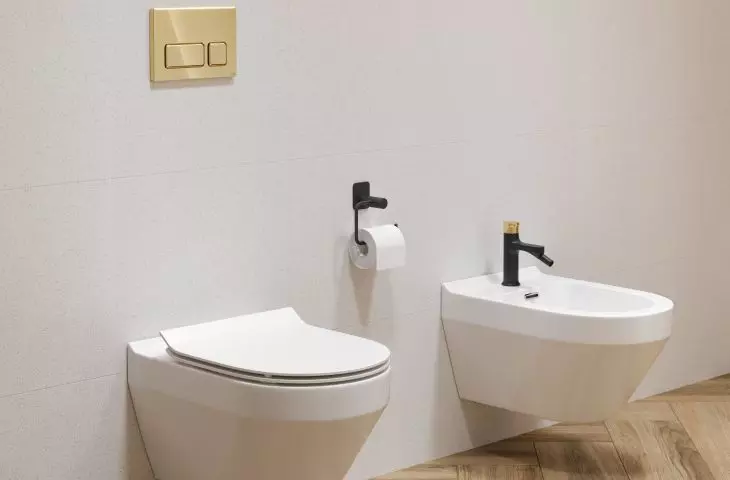 Złote wykończenie przycisków spłukujących z kolekcji BLOCK idealnie pasuje do armatury z kolekcji INVERTO by Cersanit.