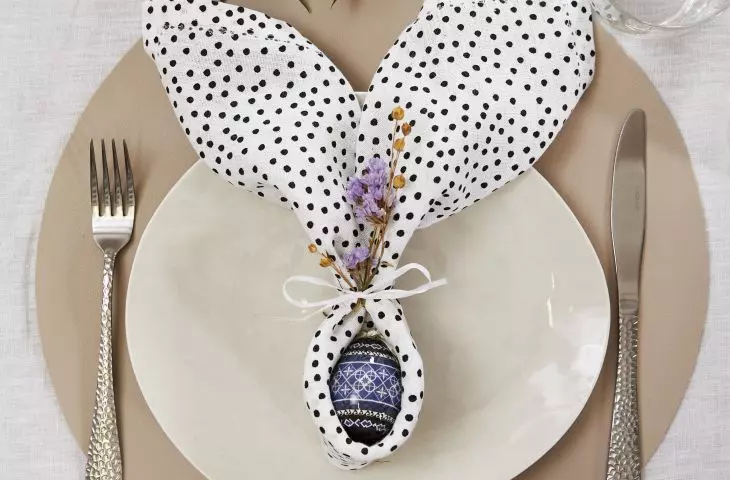 Easter egg with bunny ears from a napkin will be a beautiful table decoration