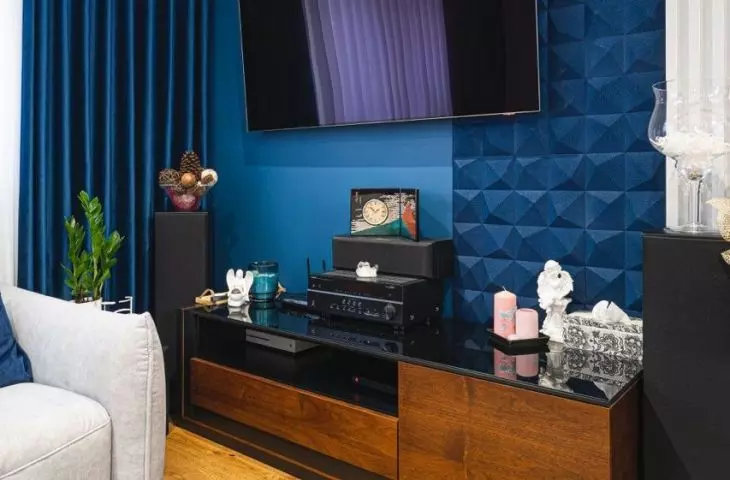 In each room, the designer placed navy blue accents