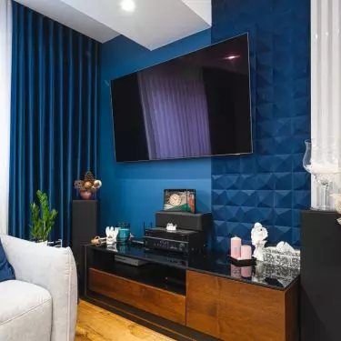 In each room, the designer placed navy blue accents
