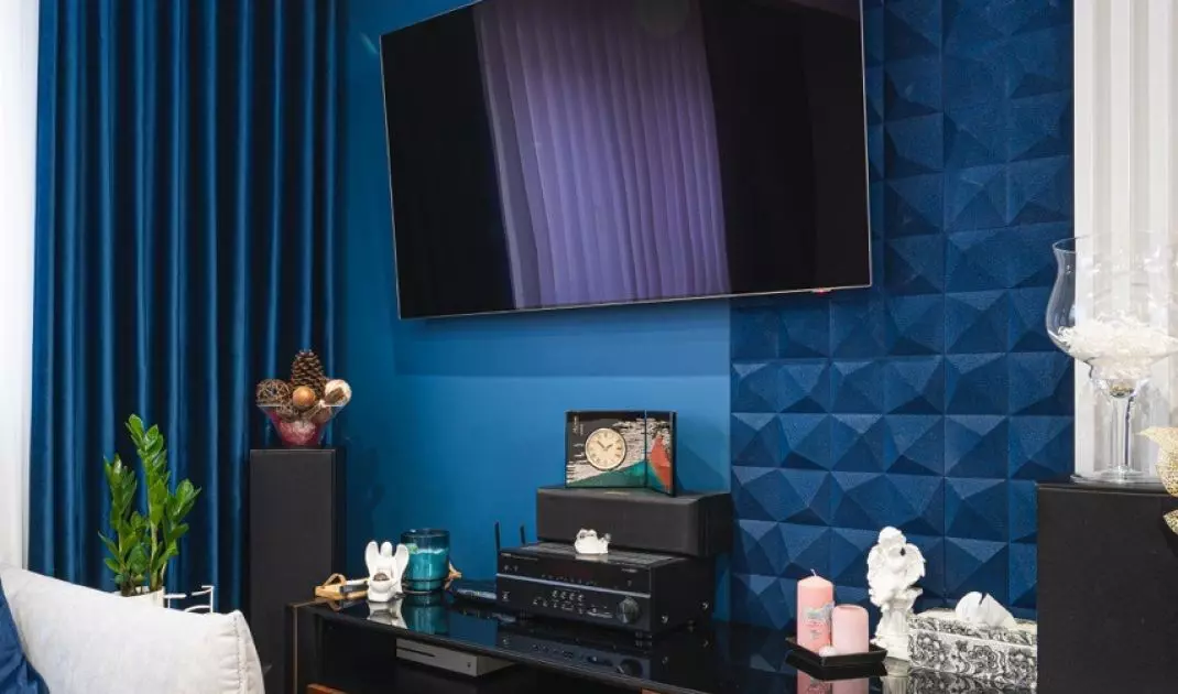 In each room, the designer placed navy blue accents