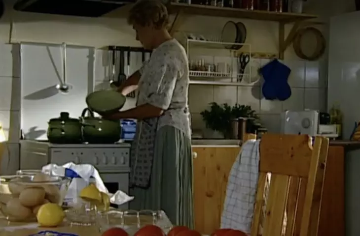 A frame from the series 'M jak miłość' (TVP2).