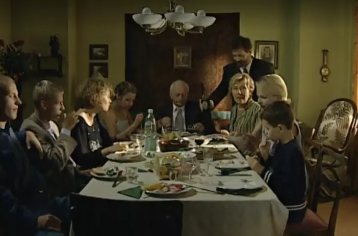 A frame from the series 'M jak miłość' (TVP2).