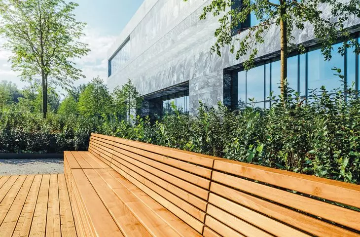 mała architektura i elewacja od strony wschodniej 