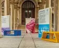 intensywne kolory i geometryczne kształty łączonych grzebieniowo elementów Studia Boloz przyciągają wzrok