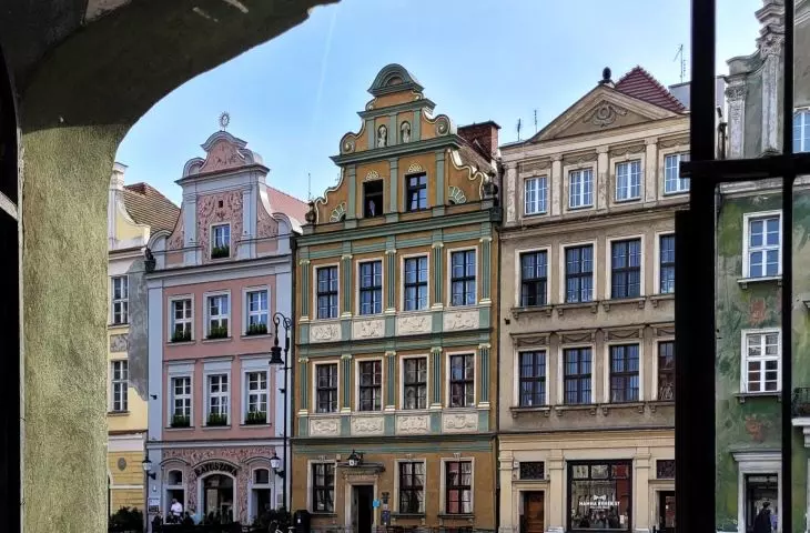 headquarters of the Poznań branch of SARP at 56 Stary Rynek (middle, tallest tenement)