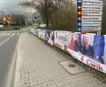 Zdjęcie ulicy zasłanej bannerami