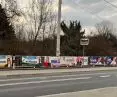 Zdjęcie ulicy zasłanej bannerami