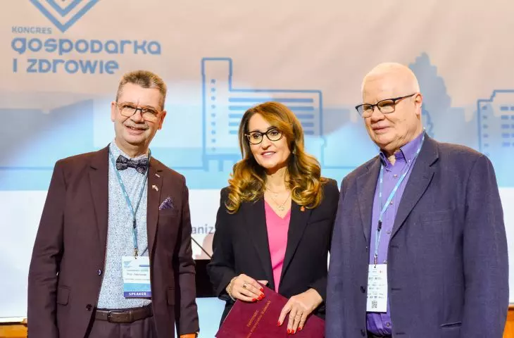 na zdjęciu: prof. Piotr Wachowiak (rektor SGH), Renata Kaznowska (Zastępczyni Prezydenta m.st. Warszawy) i prof. Jerzy Hausner (Przewodniczący Rady Programowej OEES)