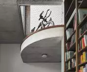 prześwit pomiędzy biblioteką a kolejnym piętrem
