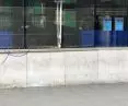 Przykład hostile architecture - kolce uniemożliwiające przysiadanie