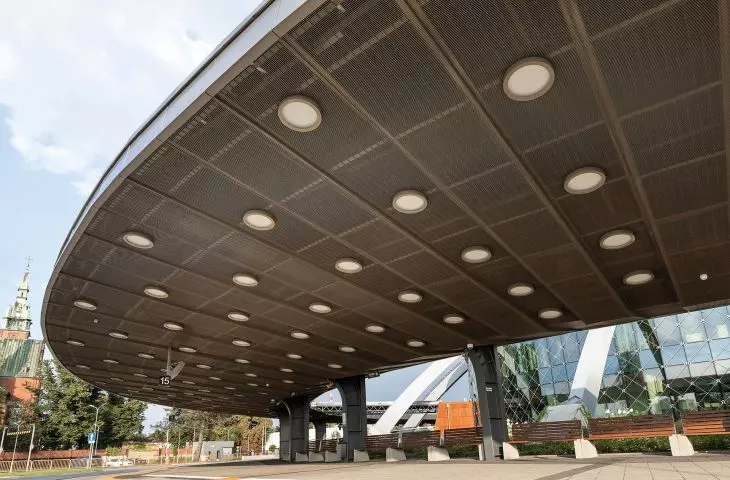 Sufity metalowe z kratki zgrzewanej w Dworzec Autobusowy w Kielcach, architekt: Kamiński Bojarowicz Architekci 