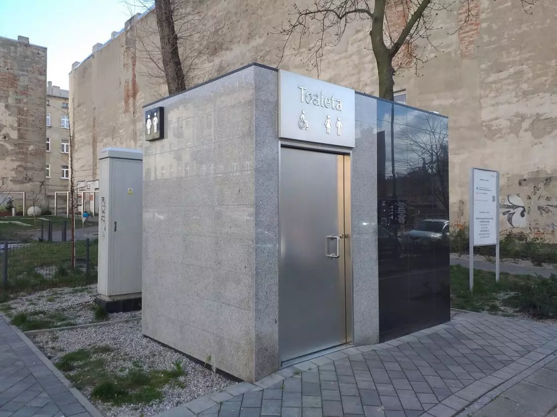 Jedna
z nielicznych automatycznych toalet w Łodzi.