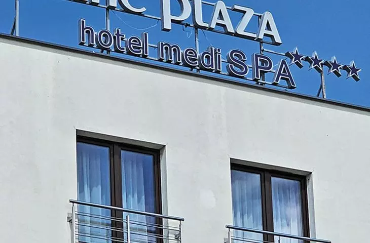 Kołobrzeg jest często gdzieś pomiędzy — epokami, czcionkami, estetykami…