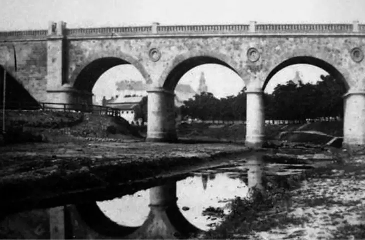 once along today's Józef Dietl Street and Ignacy Daszyński Avenue ran the main (in Kraków) stream of the Old Vistula River