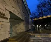 pawilon jest nieco odsunięty od elewacji