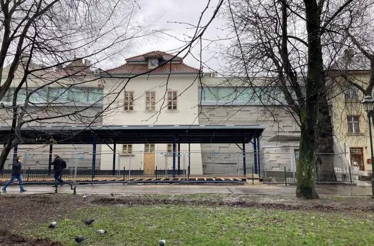 masywny pawilon przysłania fasadę wyremontowanego Bunkra Sztuki