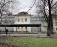 masywny pawilon przysłania fasadę wyremontowanego Bunkra Sztuki
