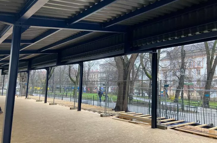 konstrukcja kawiarni przed Bunkrem Sztuki