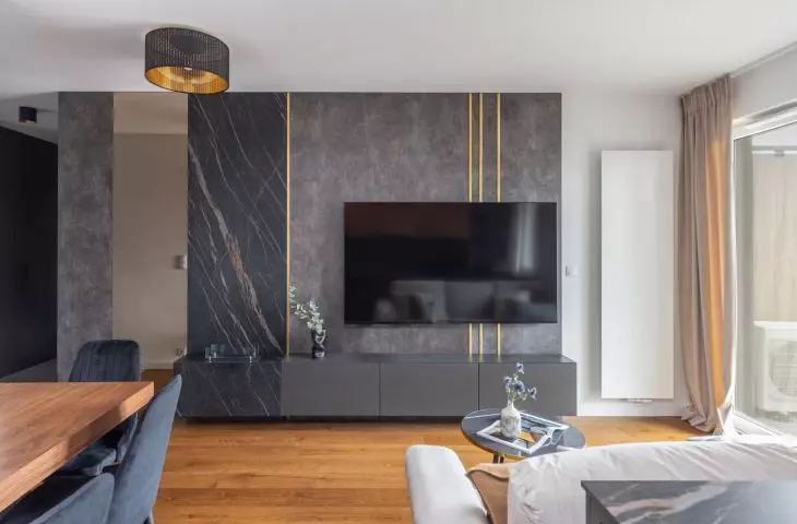 The wall with the TV was finished with marble