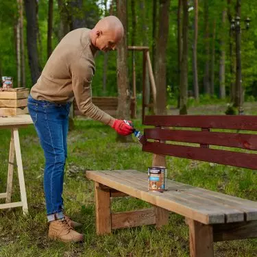 Dominik Strzelec advises how to renovate a wooden bench