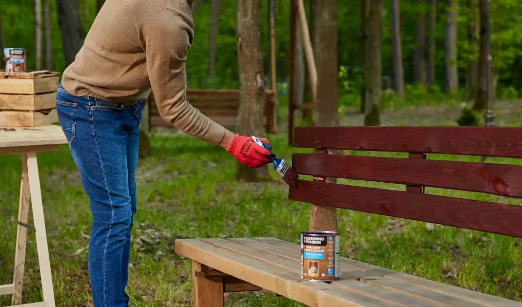 Dominik Strzelec advises how to renovate a wooden bench