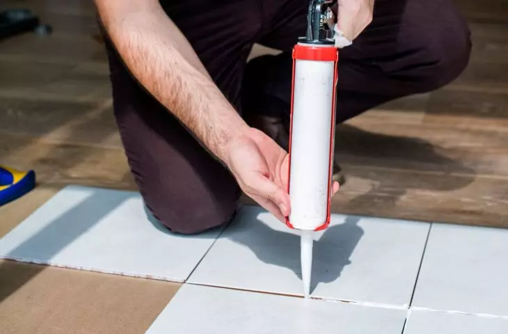Kleju montażowego możesz używać do takich materiałów jak drewno, metal, tworzywa sztuczne czy ceramika