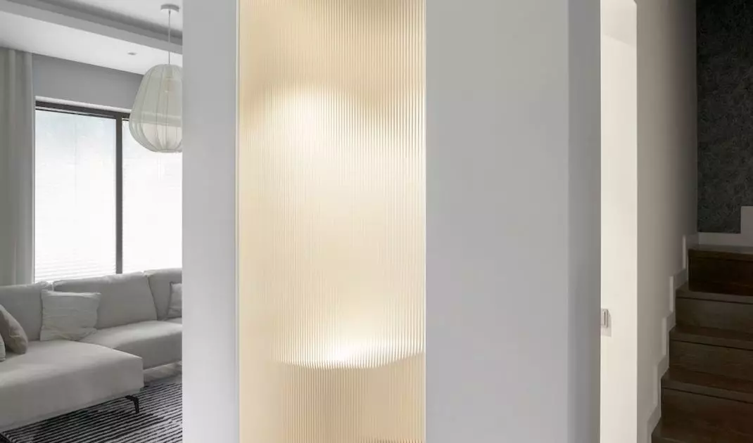 Łazienkę od salonu oddziela ryflowana szyba