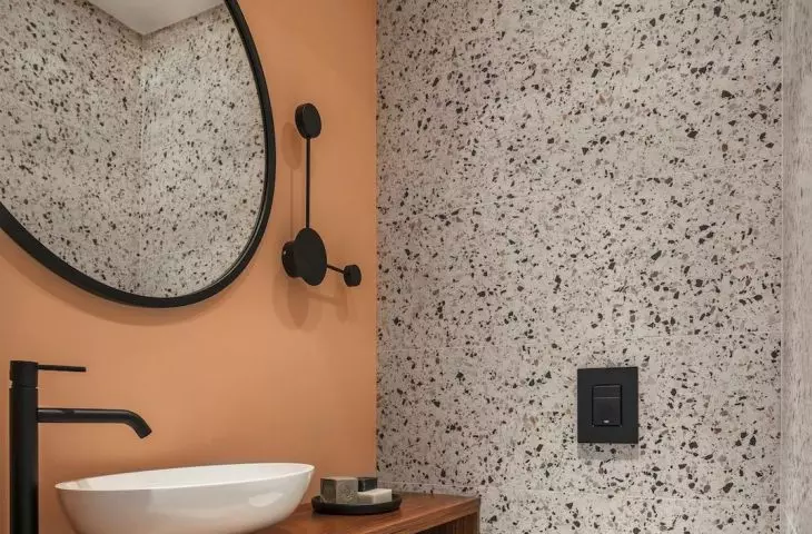 In the guest bathroom, the architects used a trendy shade of peach