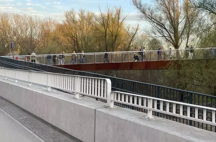 Prague end of bridge - lack of unification of landscaping elements