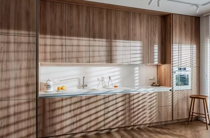 The kitchen cabinet covers the entire wall
