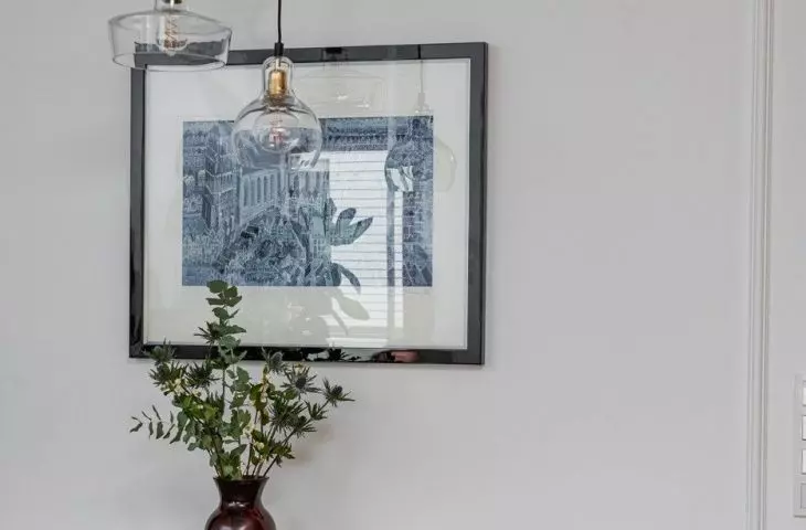 In the dining room you will find modernist Wishbone chairs