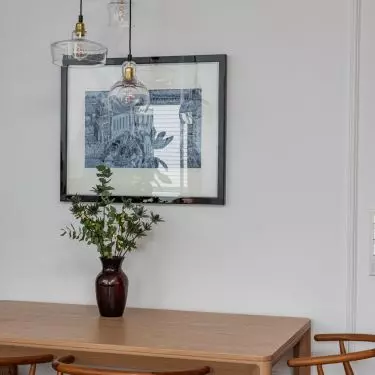 In the dining room you will find modernist Wishbone chairs