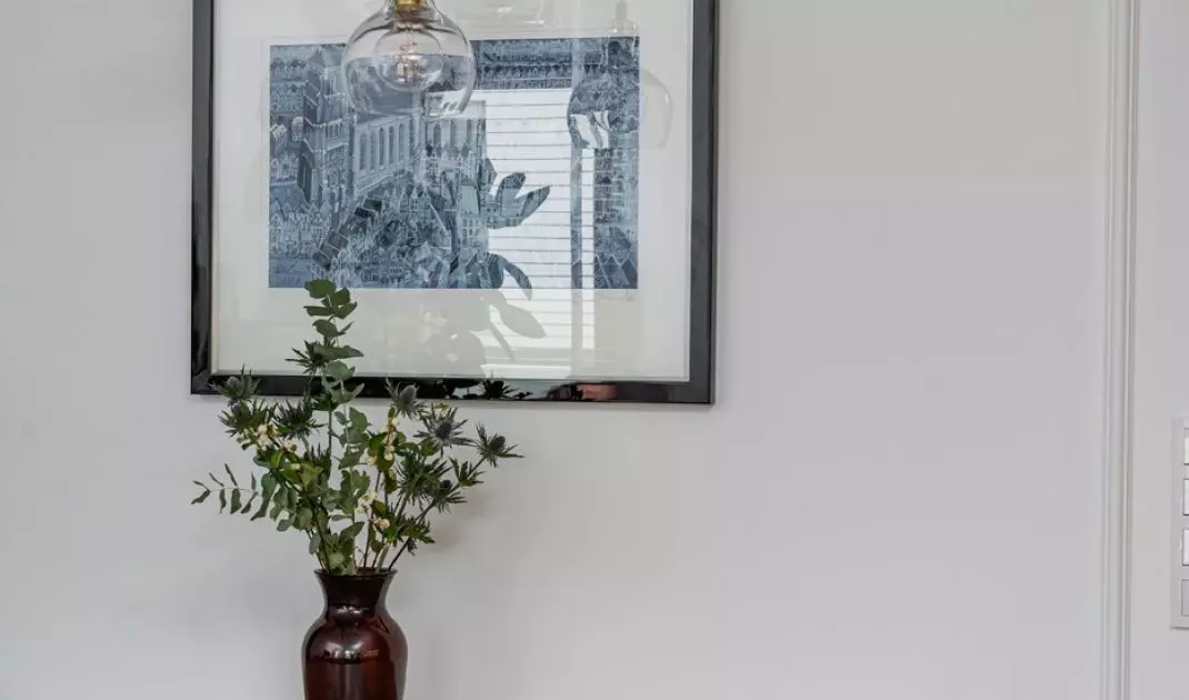 In the dining room you will find modernist Wishbone chairs