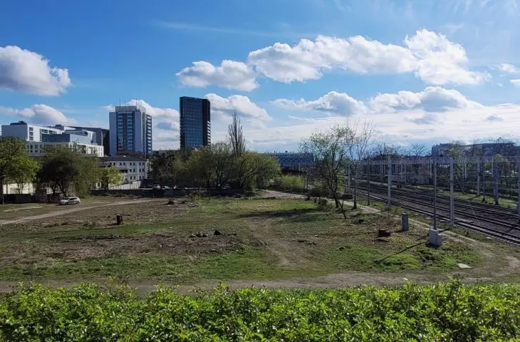view from Swiety Marcin Street, in the background from the left: the residential and office complex on Towarowa Street, the so-called main railway station, the fairgrounds with the MTP spire