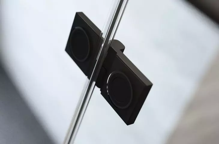 Zawiasy zlicowane ze szkłem zapobiegają powstawaniu zabrudzeń