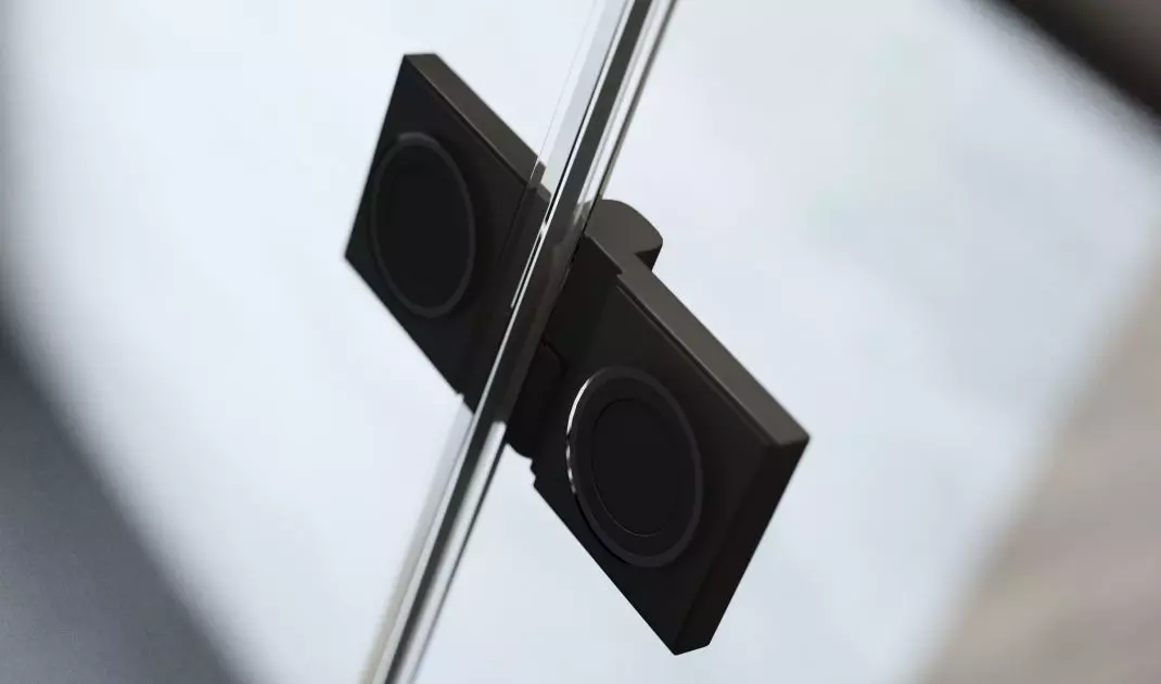 Hinges flush with the glass to prevent staining