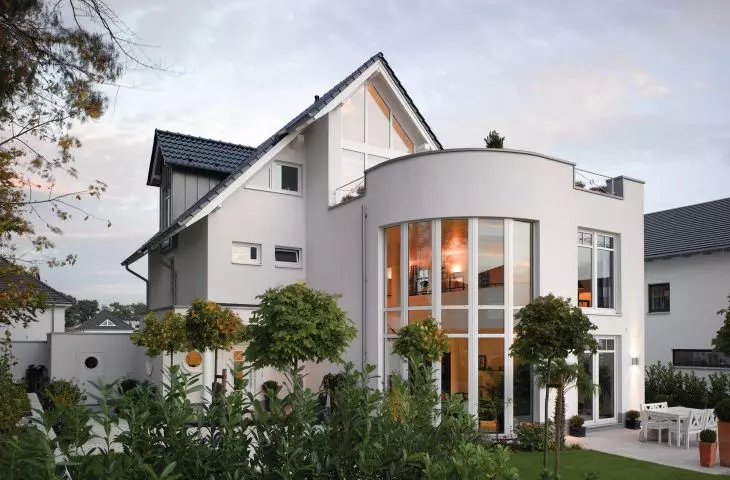 Nowoczesne okna z PVC-U pozwalają na urozmaicenie architektury budynku