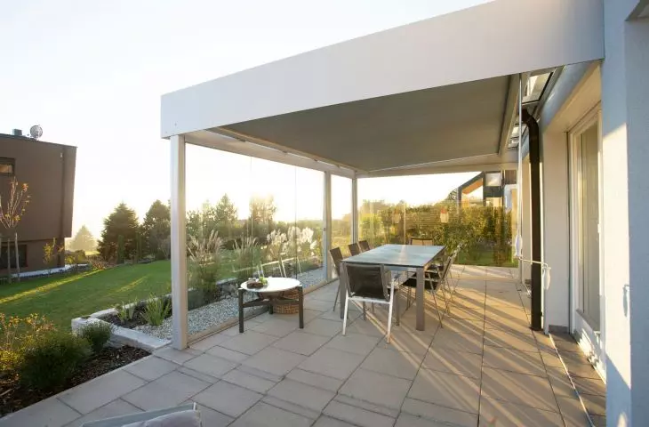 When choosing patio tiles, pay attention to abrasion resistance, slip resistance, ease of installation and maintenance, and whether they match the rest of the building