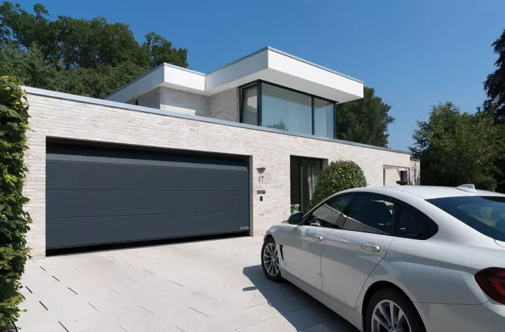 Segmentowa brama garażowa z powierzchnią Planar, kolor CH 703 Matt deluxe (antracytowy z efektem metalicznym)