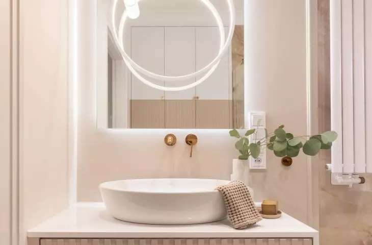 The furniture in the bathroom was made to measure