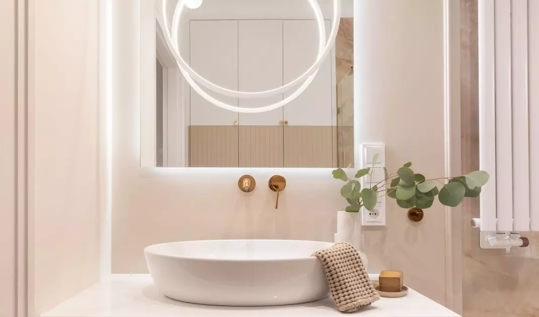 The furniture in the bathroom was made to measure