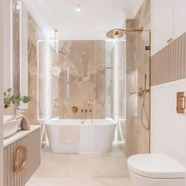In the bathroom, the architect used Italian tiles in a shade of pink