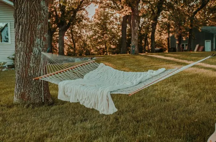 The hammock should provide adequate support for the spine
