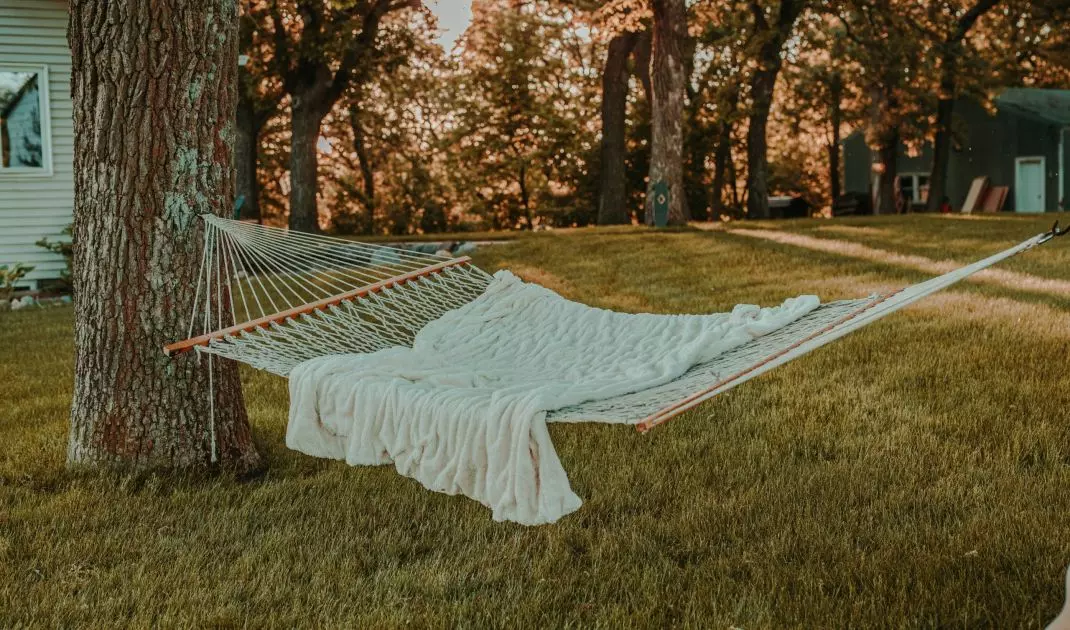 The hammock should provide adequate support for the spine