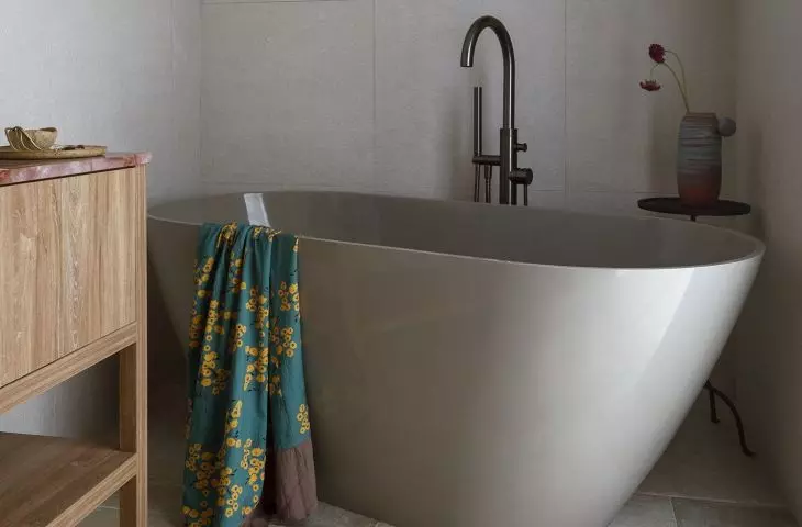 Olive ceramics give bathroom a Mediterranean feel