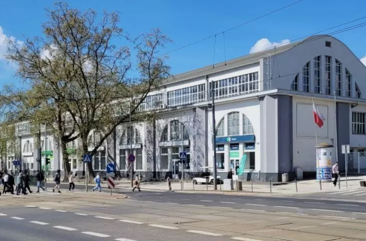 hala MTP nr 2 przy ul. Głogowskiej, widok spod zachodniego wejścia na dworzec, po prawej — fragment wejścia na teren MTP