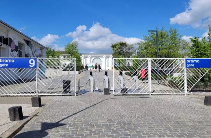 wejście na MTP z ulicy Głogowskiej na plac PeWuKi i, dalej, „zieloną rzekę”