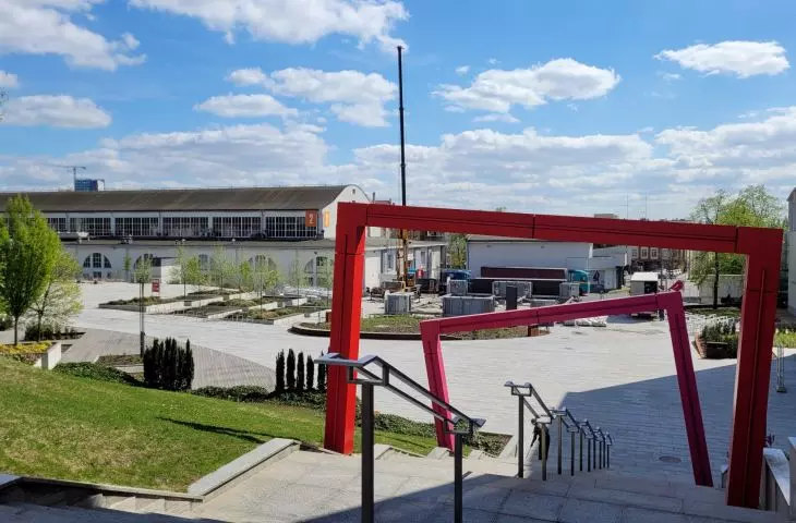 przestrzeń miedzy centrum kongresowym PCC (po prawej) a tarasowym skwerem z 2014 roku